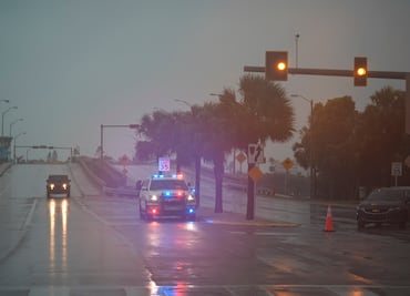 Huracán Milton toca tierra en Florida, sigue minuto a minuto el avance del ciclón considerado "tormenta del siglo"