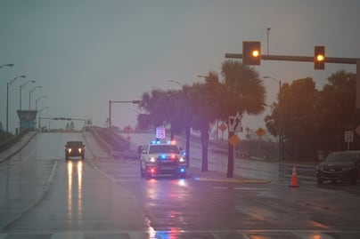 Huracán Milton toca tierra en Florida, sigue minuto a minuto el avance del ciclón considerado "tormenta del siglo"