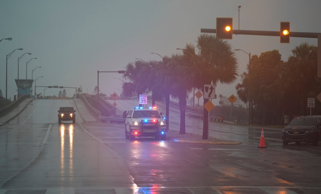 La policía bloquea un puente que conduce a la isla barrera de St. Pete Beach, Florida, antes de la llegada del huracán Milton, en South Pasadena. Foto: AP