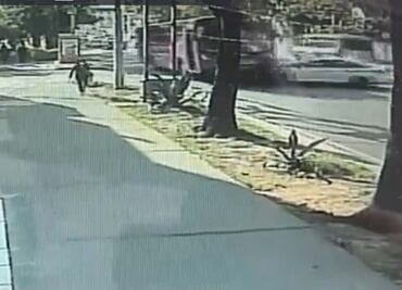 Difunden video del choque entre un camión de pasajeros y tres autos sobre División del Norte