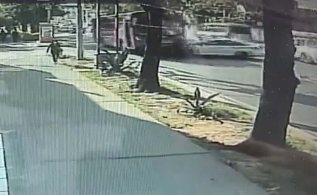 El choque provocó diversos daños en la vialidad. Foto: Tomada de video