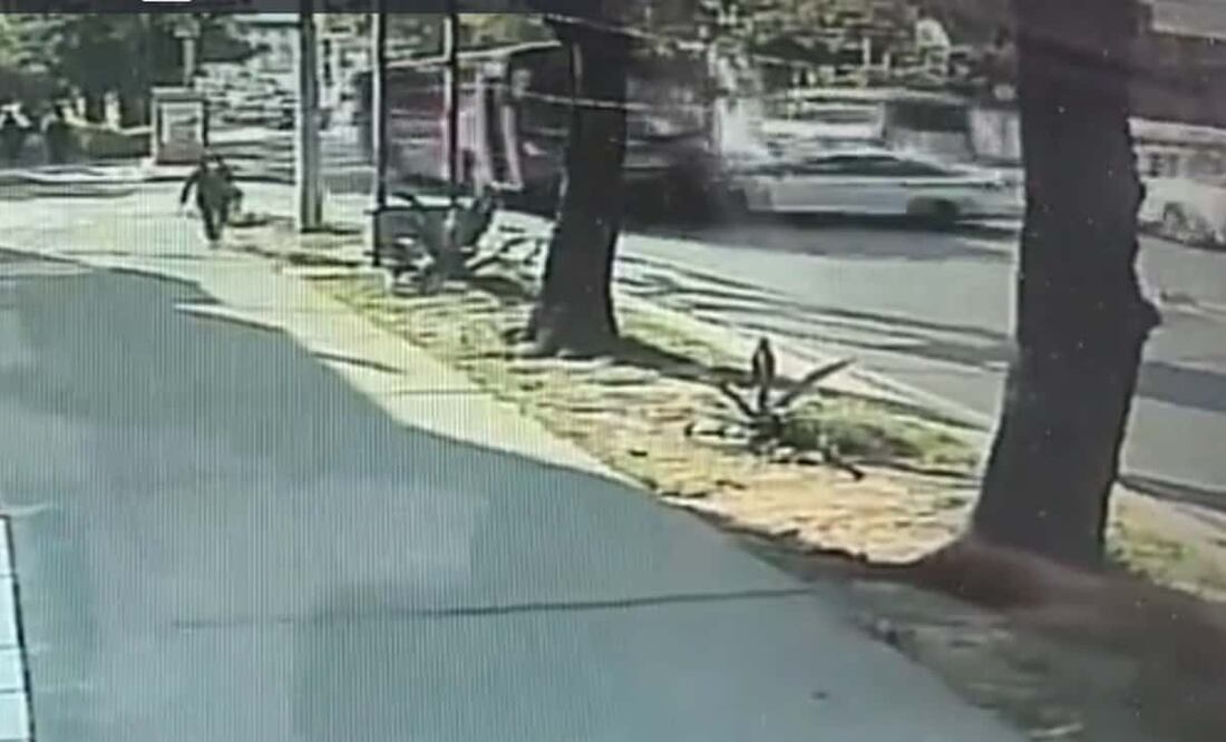 El choque provocó diversos daños en la vialidad. Foto: Tomada de video