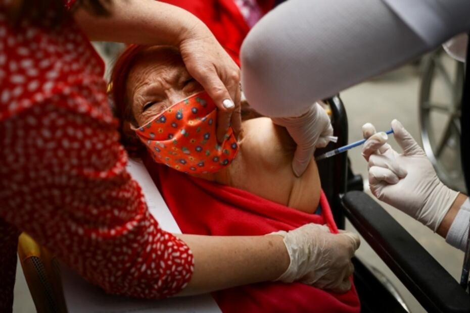 Historias de nota roja, vacunación y creatividad en medio de la crisis, entre las fotos de la semana