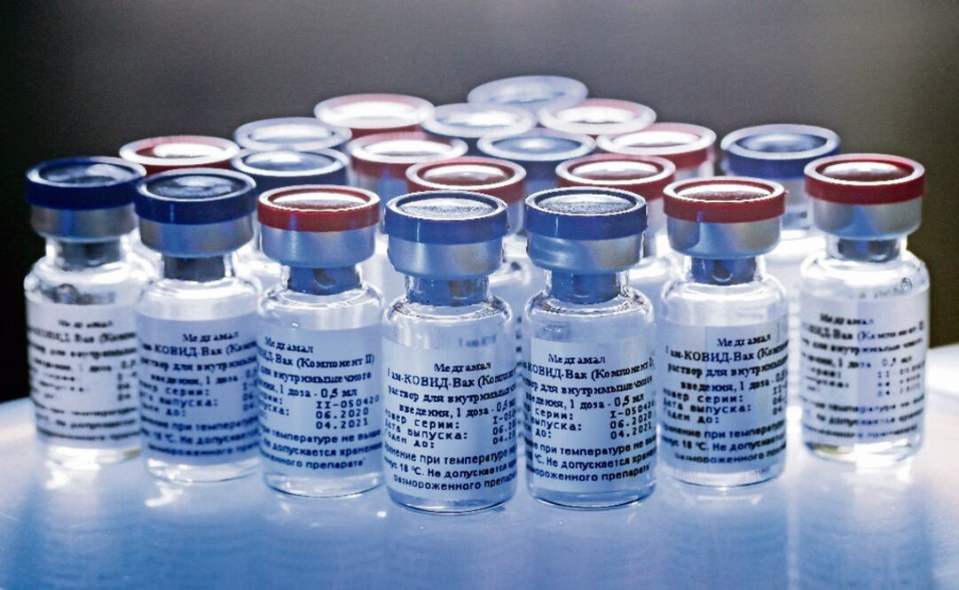 A new vaccine is on display at the Nikolai Gamaleya National Center of Epidemiology and Microbiology in Moscow, Russia - Photo: Alexander Zemlianichenko Jr/ Russian Direct Investment Fund via AP