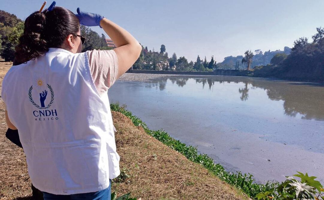Peritos en biología y criminalística de la CNDH tomaron fotos, videos y muestras de agua. Foto: Rebeca Jiménez | El Universal (16/01/2025)