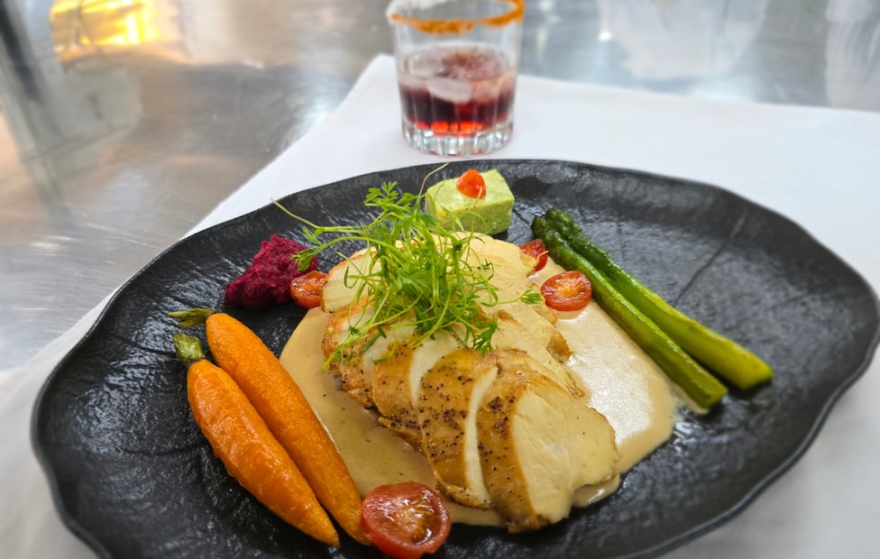 La pechuga rostizada se acompaña de una salsa cremosa reducida con tequila, flan de calabaza y el cóctel picante "El Diablo". Foto: Marisol Toriz / EL UNIVERSAL