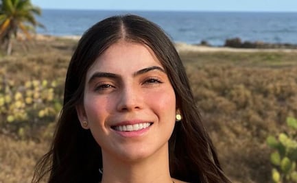 Esmeralda Ugalde confirma la camisa oversize perfecta para la oficina