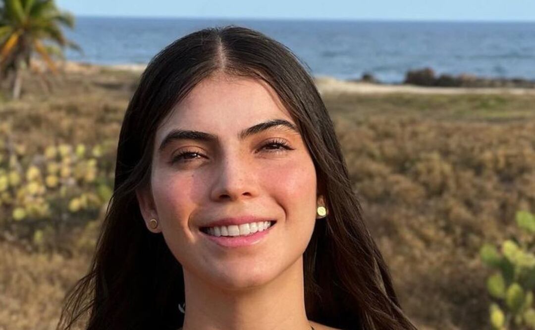 Esmeralda Ugalde y la camisa oversize (Fuente Instagram @esmeoficial)