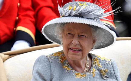Isabel II celebra sus 69 años en el Trono británico confinada en Windsor