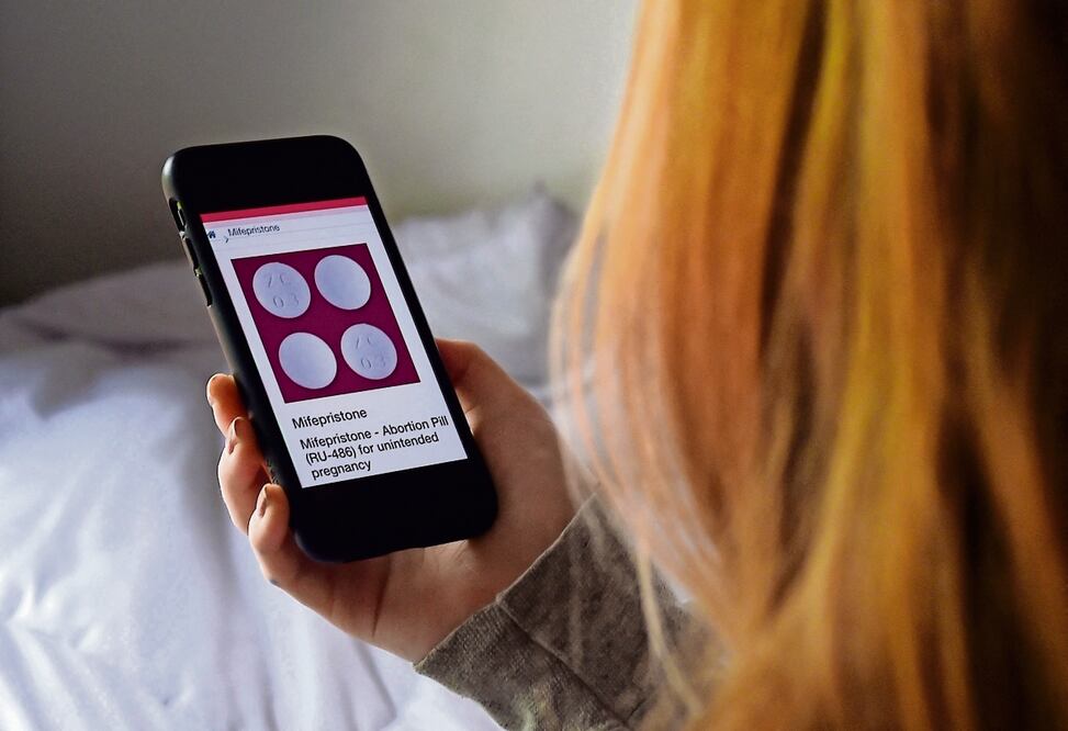 Una joven busca sobre la píldora abortiva en internet en Arlington, Virginia. Foto: AFP