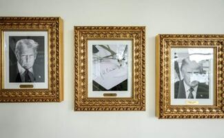 En la Casa Blanca instalan placas en los retratos de Biden y Obama; ridiculizan a los exmandatarios