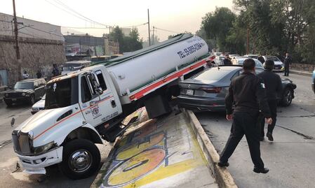 Pipa de agua se queda sin frenos y choca contra 4 autos en Tlalnepantla