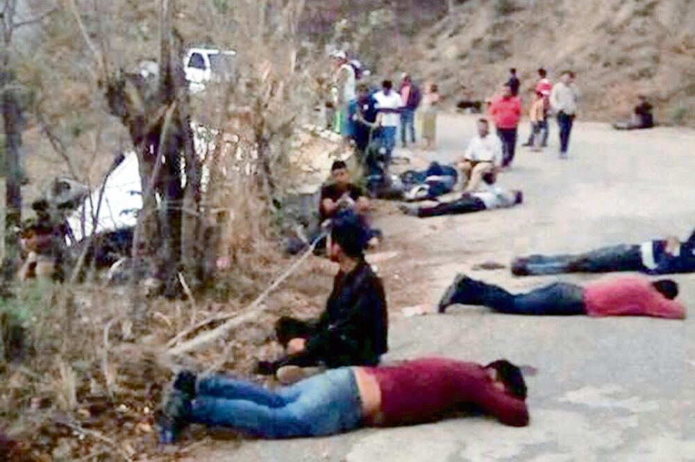 El percance ocurrió a las 16:00 horas, cuando el camión tipo Ford Duty en el que viajaban los indocumentados se salió de la carretera. (TOMADA DE TWITTER)