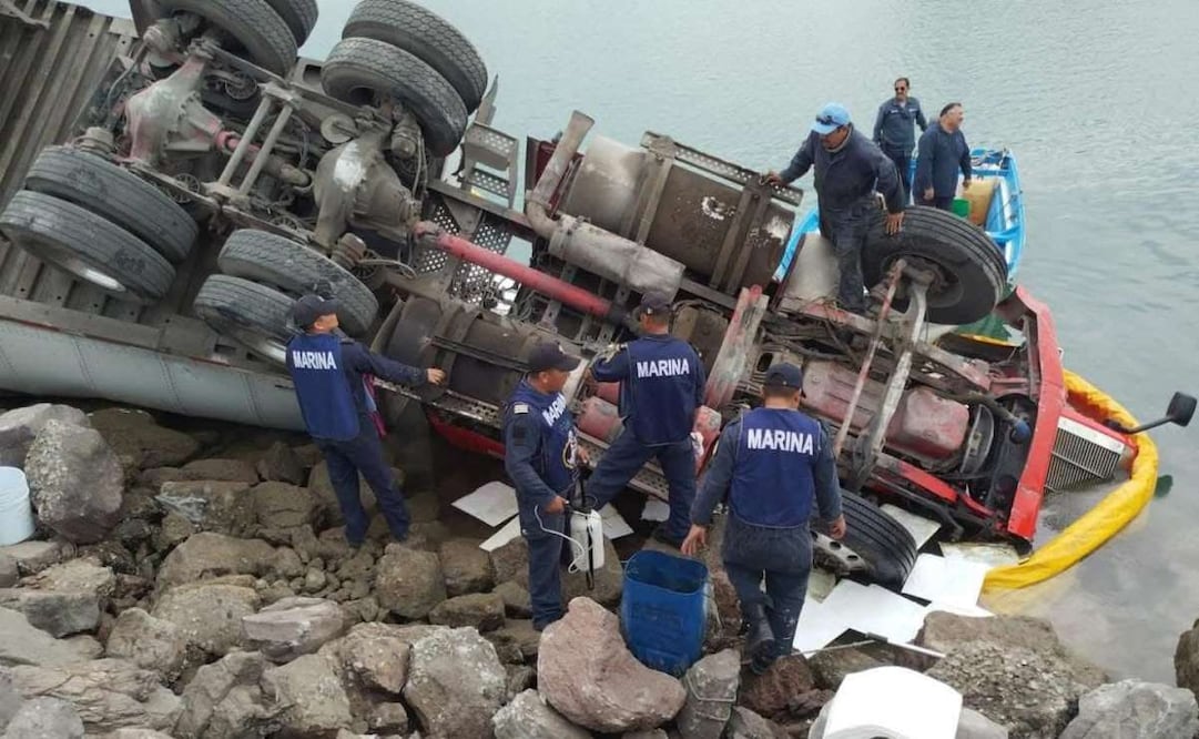 Volcadura de un tractocamión provocó un derrame de hidrocarburos en el puerto de Pichilingue, en La Paz (21/01/2026). Foto: Especial