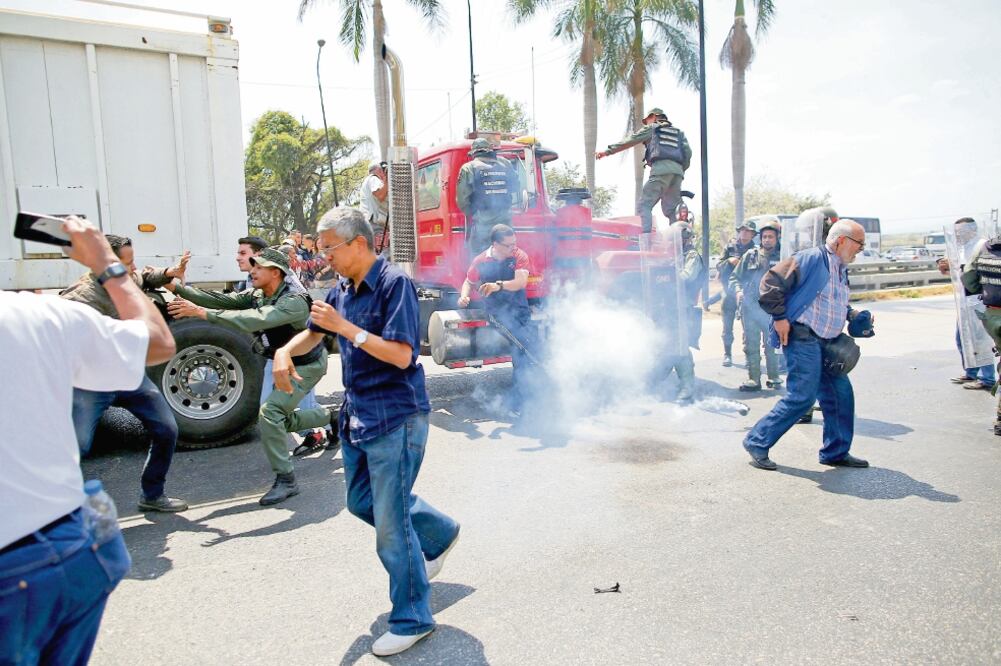 Diputados opositores se enfrentaron ayer contra elementos de la Guardia Nacional Bolivariana, en Mariara. Foto: ANDRÉS MARTÍNEZ CASARES. REUTERS