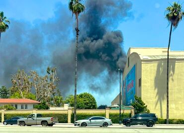 Transformador explota en los estudios Warner Bros en Burbank, California y provoca incendio