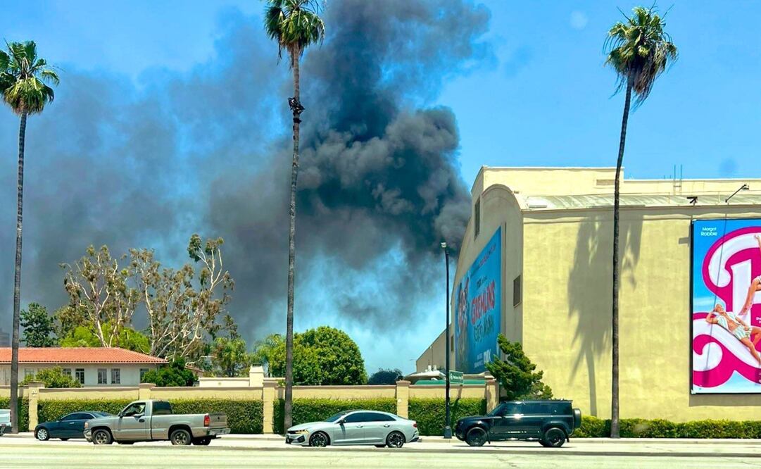 Se informó sobre el fuego justo antes de la 1:40 p. m. en el estudio, conocido por su icónica torre de agua. Foto: Twitter @StephenSeanFord