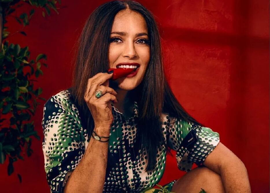 De esta manera puedes llevar unos jeans acampanados sin perder el estilo / Foto: Instagram @salmahayek