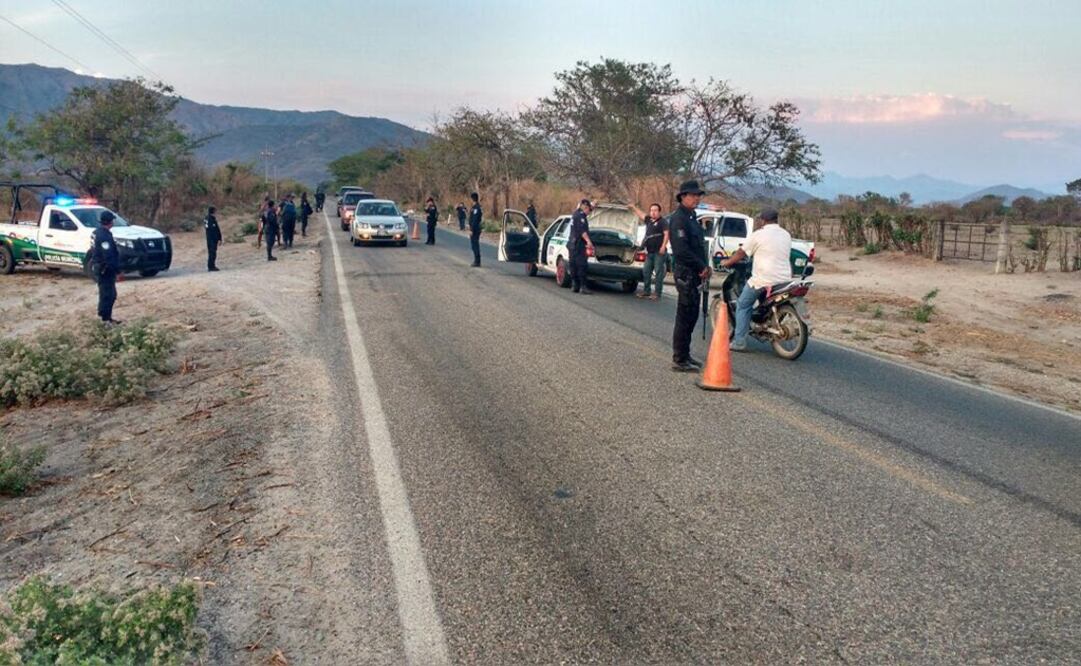 A raíz de una serie de asaltos, más de 150 agentes de la Policía Federal y Estatal mantienen un operativo en la carretera número 186, desde la semana pasada. Foto: Cortesía