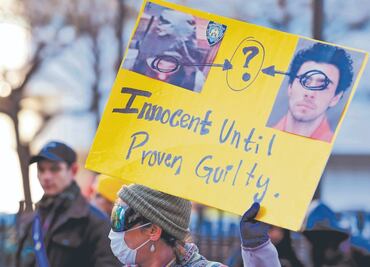 Ciudadanos cuestionan a aseguradoras en EU