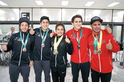 Medallistas vuelven felices