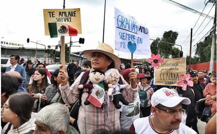 “¡Gracias! ¡Viejito Chulo!”; simpatizantes despiden a AMLO durante su recorrido a San Lázaro 