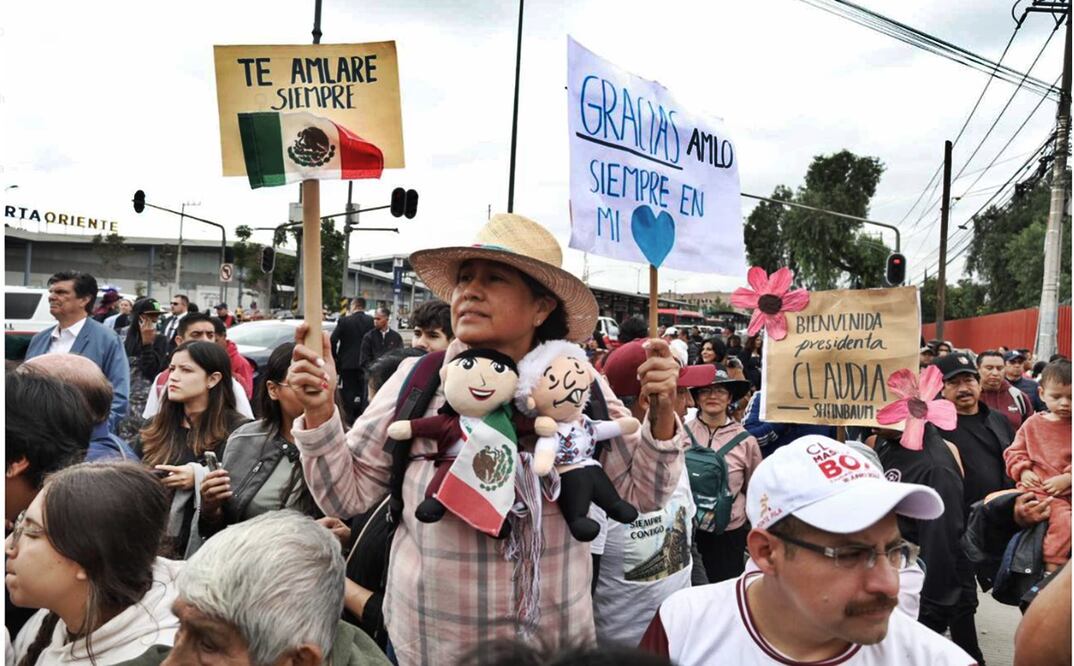 Simpatizantes de AMLO y Sheinbaum muestran su apoyo en los alrededores de San Lázaro. Foto: Yaretzy M. Osnaya / EL UNIVERSAL