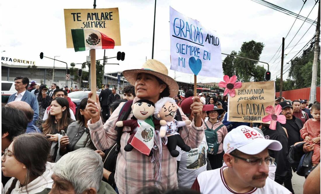 Simpatizantes de AMLO y Sheinbaum muestran su apoyo en los alrededores de San Lázaro. Foto: Yaretzy M. Osnaya / EL UNIVERSAL