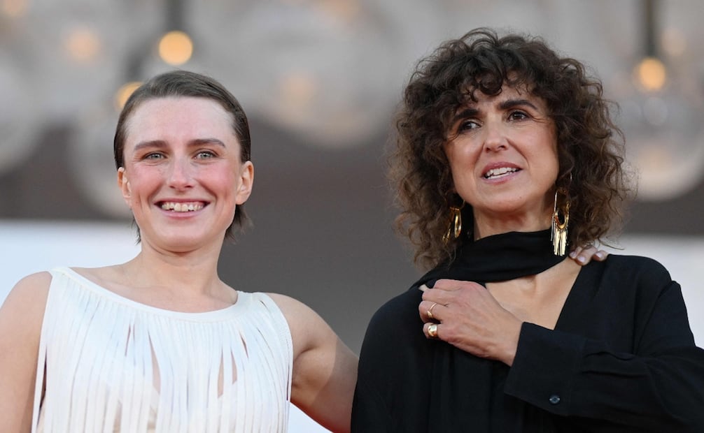 La escritora May El-Toukhy y la actriz danesa Mathilde Arcel en la alfombra roja de la ceremonia de clausura de la 83.ª edición del Festival de Cine de Venecia. Foto: AFP.
