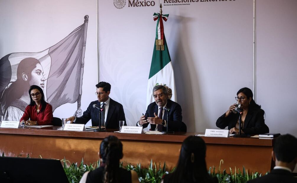 Canciller Juan Ramón de la Fuente durante conferencia para hablar de mexicanos detenidos en Estados Unidos (24/10/2025). Foto: Gabriel Pano / EL UNIVERSAL