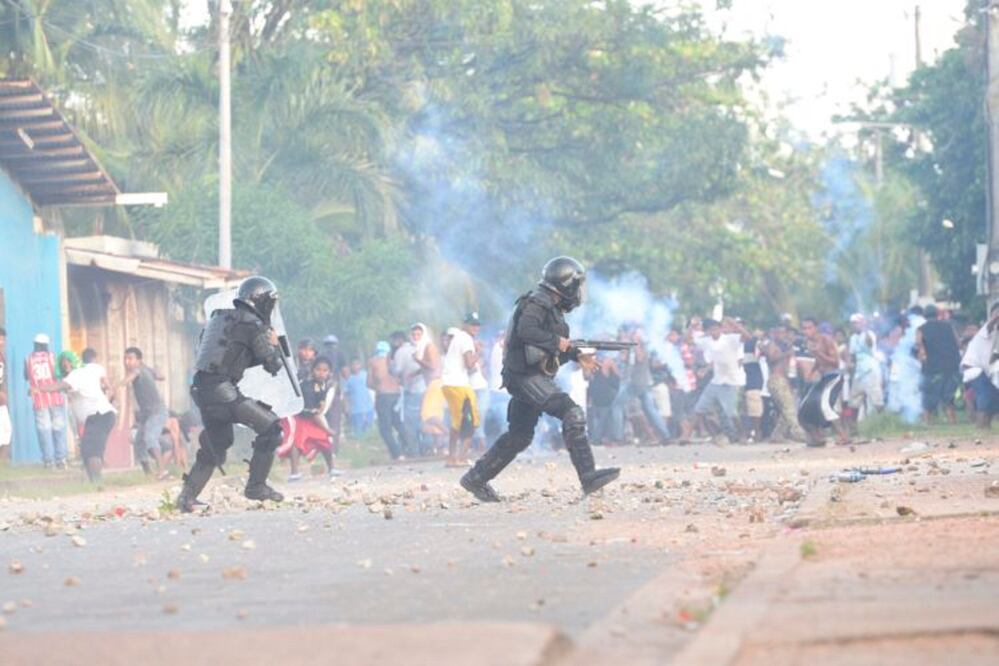 Tropas especiales policiales de Nicaragua se enfrentan con opositores en la nororiental zona de Bilwi, de la Región Autónoma de la Costa Caribe Norte. Foto: Cortesía del periódico La Prensa, de Nicaragua