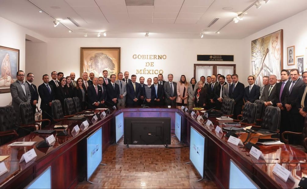La presidenta Claudia Sheinbaum Pardo se reunió con directores ejecutivos de la industria automotriz mexicana este miércoles 28 de enero de 2026. Foto: Presidencia