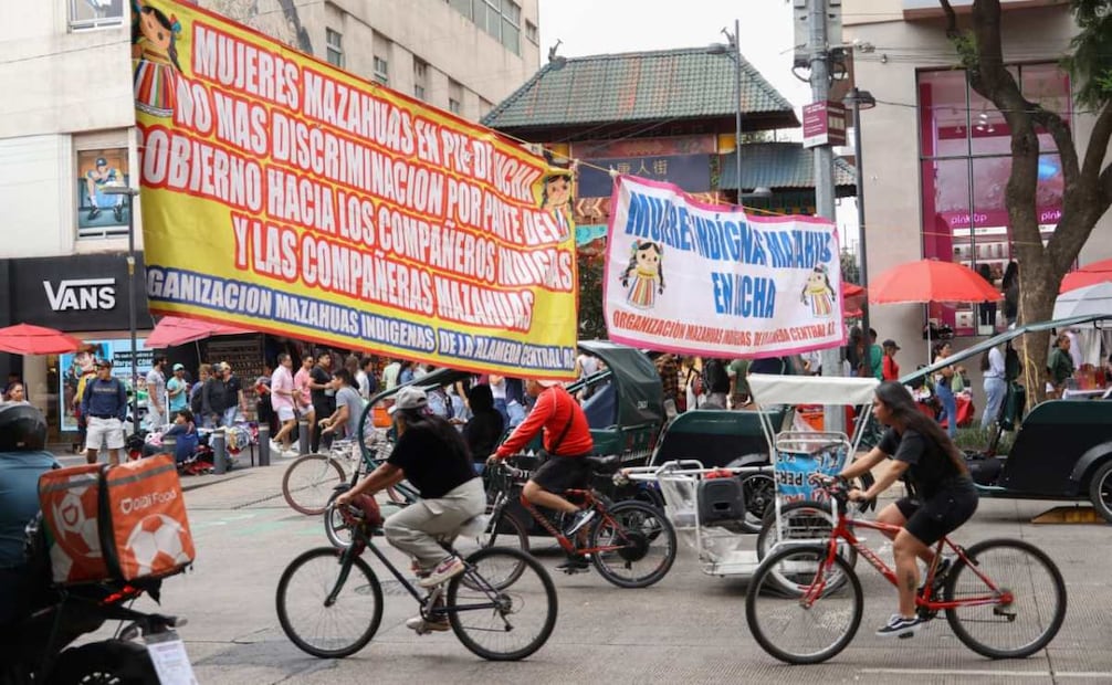 Comerciantes mazahuas bloquean avenida Juárez; protestan contra reordenamiento de la Alameda.
Foto: Karla Guerrero / EL UNIVERSAL