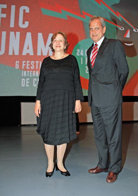 xGuadalupe Ferrer, directora de Actividades Cinematográficas de la UNAM y el embajador de Portugal en México, Ayres Roza de Oliveira (AGUSTIN SALINAS. EL UNIVERSAL)