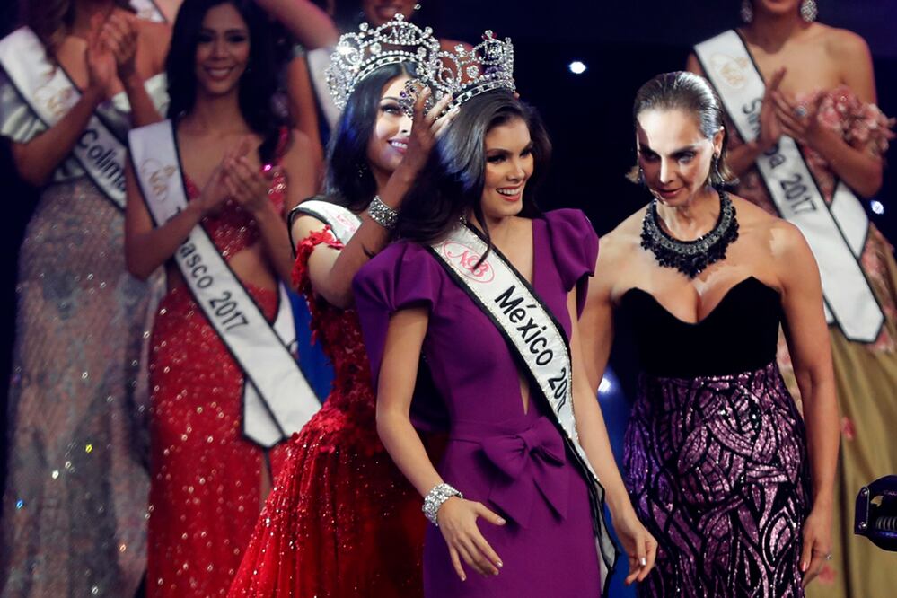 Momento de la coronación de Denisse Franco. (Luis Cortes. EL UNIVERSAL)