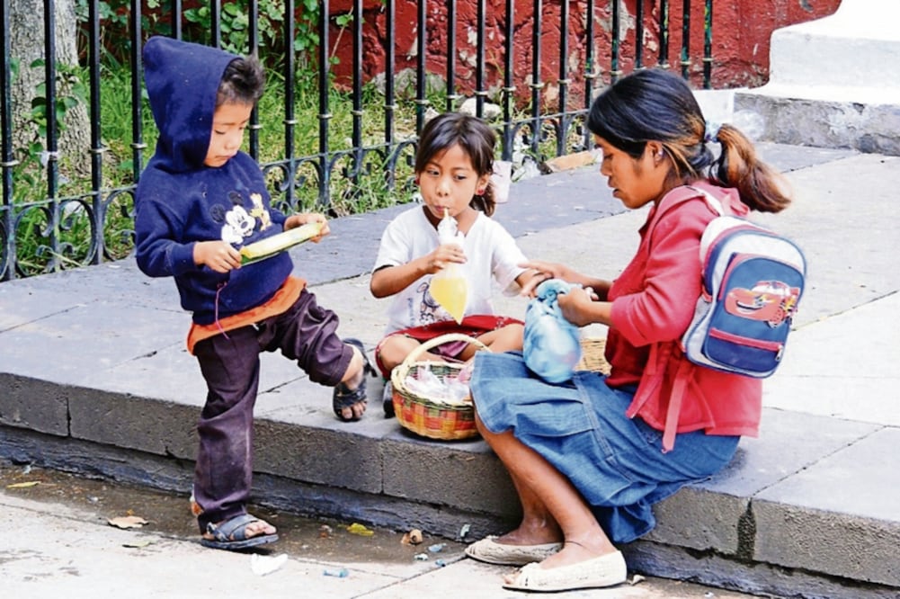 Limosneros y vendedores. El DIF debe estudiar y revisar qué lleva a los familiares a usar a los menores de edad para conseguir ingresos. (ARCHIVO EL UNIVERSAL)