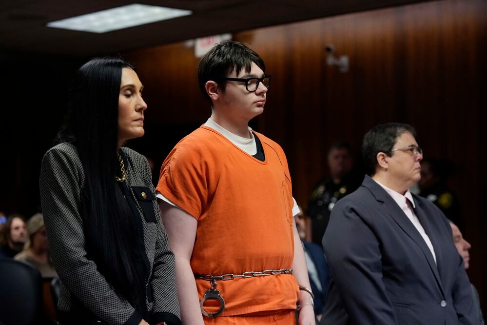 Ethan Crumbley junto a sus abogados Paulette Loftin, izquierda, y Amy Hopp, en Pontiac, Michigan. Foto: AP