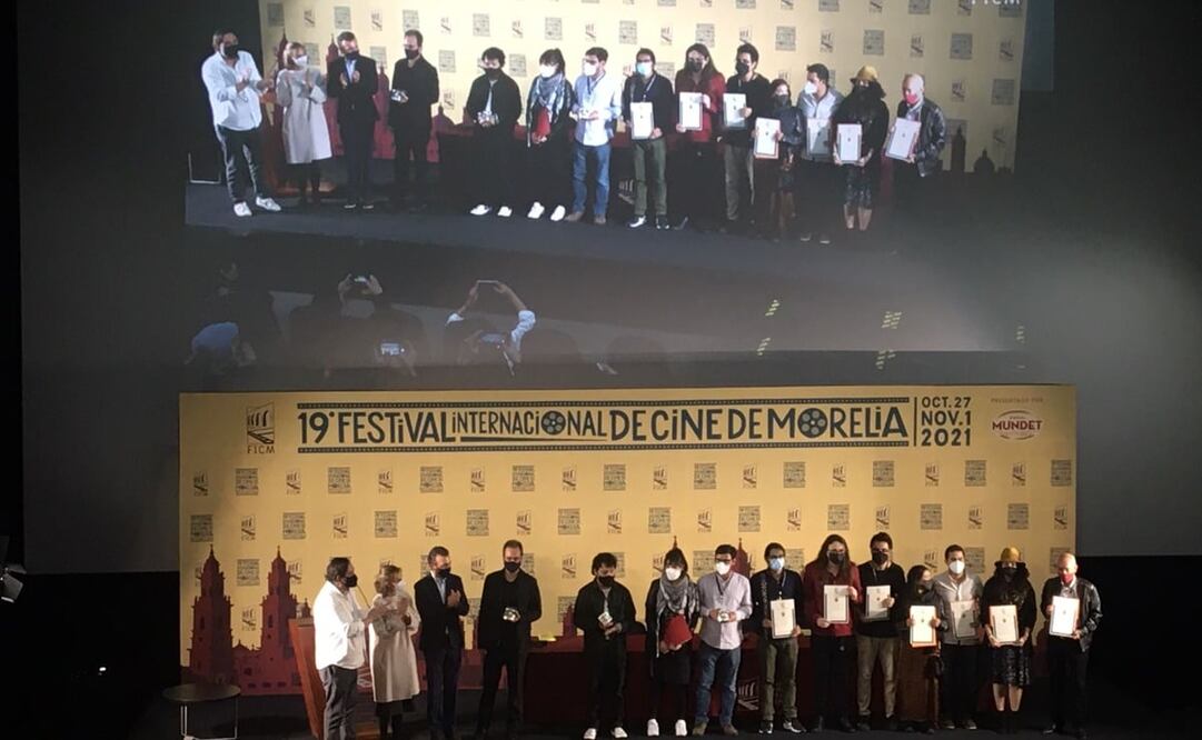 Cuchi recibió los tres premios, luego de que los actores tuvieran que viajar a las Ciudad de México por compromisos.