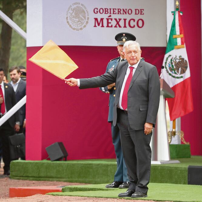 El presidente Andrés Manuel López Obrador dio el banderazo de inicio a los estudios y trabajos preliminares del nuevo aeropuerto. DIEGO SIMÓN SÁNCHEZ/ EL UNIVERSAL