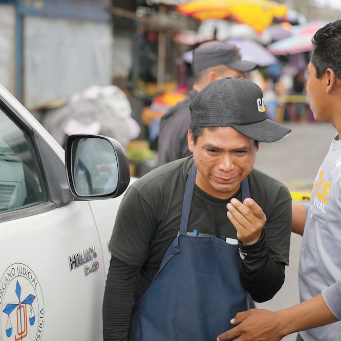 Familiares de las víctimas de un tiroteo que dejó al menos seis muertos expresan su dolor, en marzo de 2017, en San Salvador. ARCHIVO EFE
