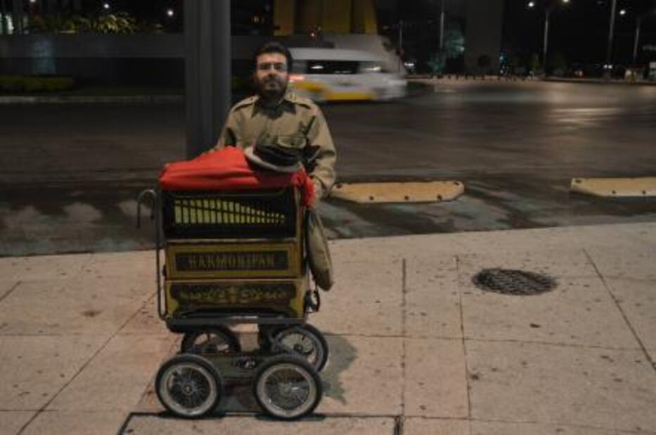 Actualmente, los organilleros buscan opciones para facilitarse el trabajo diario. Aquí una adaptación del organillo con ruedas para agilizar su transportación, pues son largos los trayectos en la capital. Archivo EL UNIVERSAL.