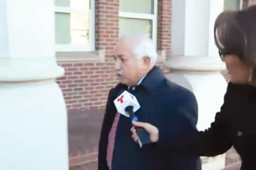 El miércoles pasado la reportera de Telemundo Denver, Rosy Zugasti, intentó entrevistar al cónsul de México en Denver, Carlos Bello Roch, luego de que se conociera la creación de la organización Foro Vail a su nombre (TELEMUNDO DENVER)