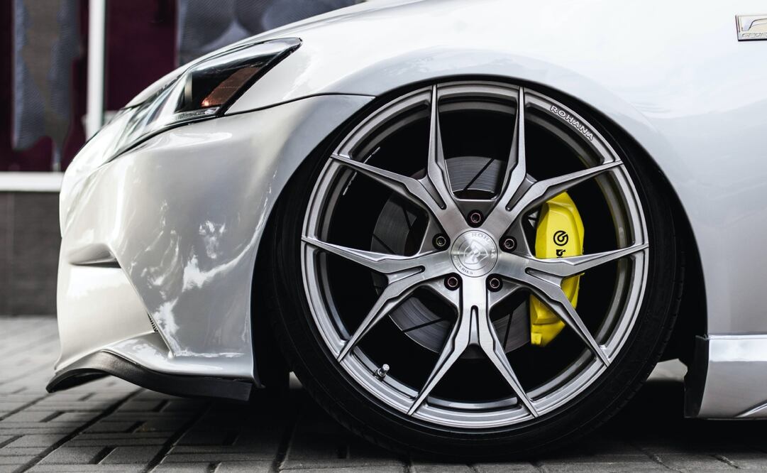 Por tu seguridad la alienación de tu auto es importante. Imagen: Unsplash