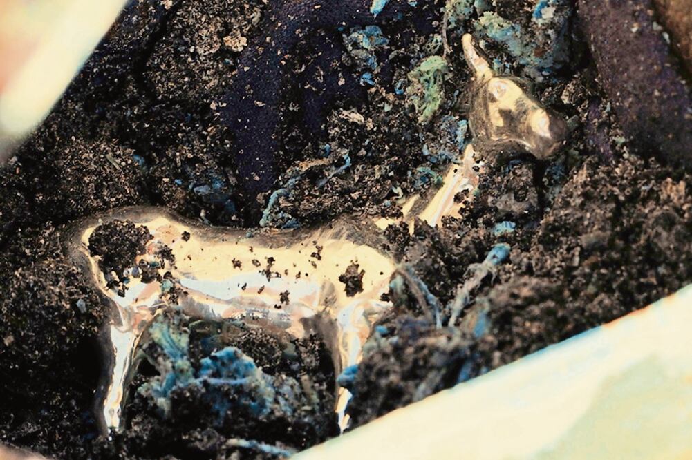 Un caballito de metal fue depositado por Jill Magid en la urna (ARCHIVO EL UNIVERSAL)