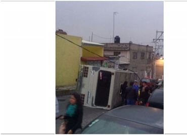 Se registra volcadura de transporte público en San Juan Xalpa