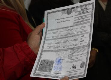 En Michoacán, imprimen y entregan primera acta de nacimiento en braille