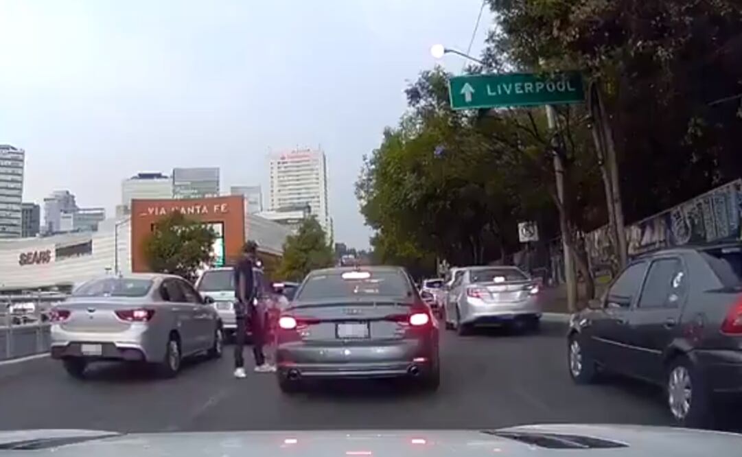 A plena luz del día asaltan a un conductor en Santa Fe. Fotografía: Tomada de video