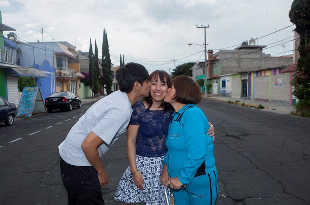 Lorena González, en el centro, junto a su hijo y su mamá, denuncia que es falso que el chofer de Fernando Martí la reconociera (IVÁN STEPHENS. EL UNIVERSAL)