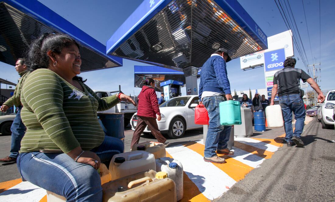 Diana García acudió con bidones a una de las estaciones de Isidro Fabela en la capital mexiquense (JORGE ALVARADO)