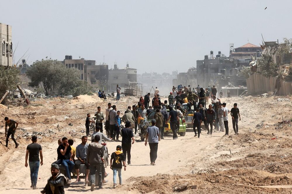 Palestinos que se habían refugiado en Rafah abandonan la ciudad para regresar a Khan Yunis. FOTO: AFP